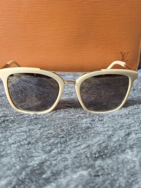Ana Hickmann Cream Frame Sunglasses with Dark Lenses